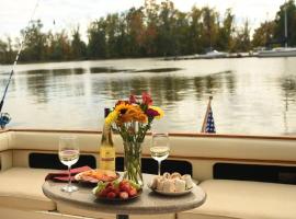 Charming Yacht on Catskill Creek, hotel v destinaci Catskill