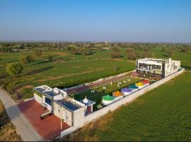 IRIS HEAVEN'Z by Radha Rani Resort, pet-friendly hotel in Jaipur