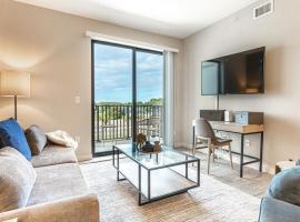 Landing Modern Apartment with Amazing Amenities (ID8510X58), hótel í Estero