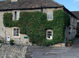 Superbly appointed 300 year old stone cottage, hotel with parking in Bakewell