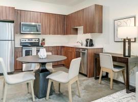 Landing Modern Apartment with Amazing Amenities (ID8493X83), Hotel in Bothell