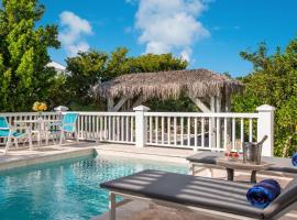 TC Villas // Nutmeg Cottage // Cozy villa on Grace Bay Beach, casa en Providenciales