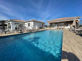 Villa So O, contemporaine et cosy avec sa piscine privée à 5 min de la mer !, vacation home in Linguizzetta