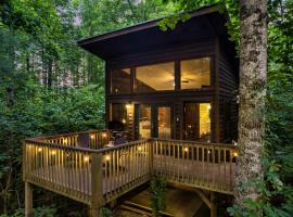 Rivers Edge Treehouses, hotel di Robbinsville