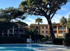 BERGERIE PLAGE 5p accés direct plage piscine clim balnéo jardin méditerranéen, barrierefreies Hotel in Hyères