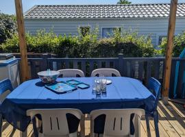 Mobil home avec terrasse camping du gouffre numéro 88 plougrescant, campsite in Plougrescant