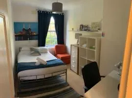 CENTRAL LOCATION! Double Bedroom 2 Mins Walk from Battersea Power underground Station!