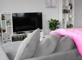 Lovely 2 Bed 2 Bath Flat with FREE Parking