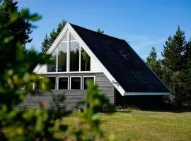 Sommerhus i Hals nær strand og by.