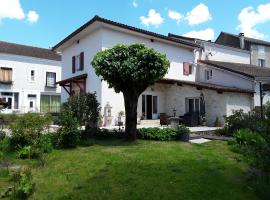 Chez Domi Jardin du bourg, hotel ieftin din Javerlhac-et-la-Chapelle-Saint-Robert