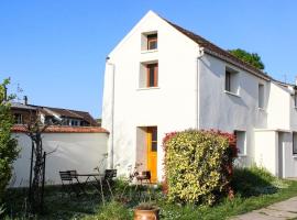 Holiday home at the edge of La Seine near Giverny, hotel with parking in Moisson