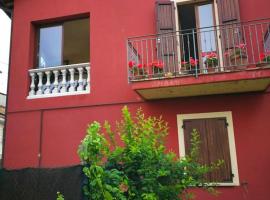 One bedroom appartement with jacuzzi and wifi at Sant'Ippolito，SantʼIppolito的飯店