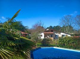 Maison de 4 chambres avec piscine privee terrasse et wifi a Pouydesseaux，Pouydesseaux的飯店