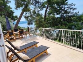 Beach House Omiš، فندق في أوميس