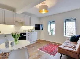 Chic 2-bed apartment, free Wi-Fi and parking
