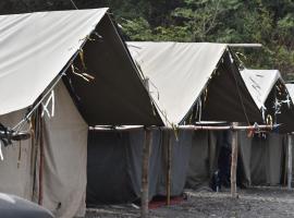 Wild Leaf Camps, hotel in Rishīkesh