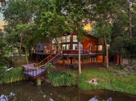 Lux 'Treehouse' on Private Lake: Gameroom, Kayacks, koča v mestu Montgomery