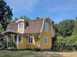 Trevliga stugor i Torhamn, perfekt för familjer, hotel in Karlskrona