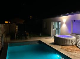 Aux portes de bordeaux Maison cocooning avec Piscine spa chauffé, vila u gradu 'Ambarès-et-Lagrave'