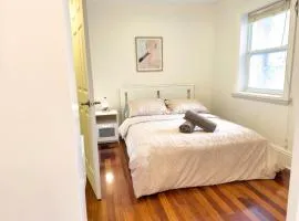 Superb 2 Bed in Plateau 10min to Mont-Royal Metro