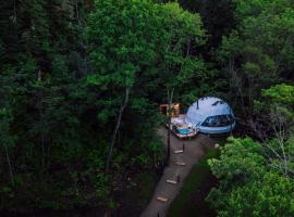 Dômes Charlevoix, glamping site in Petite-Rivière-Saint-François