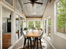 Modern w Hot Tub, Sauna, WiFi, Fire Pit, Grill, Deck