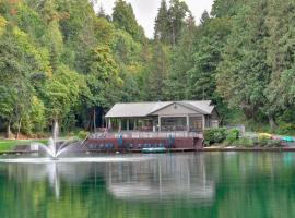 Luxurious Waterfront Retreat with Private Pond!, hotel s parkiralištem u gradu 'Ridgefield'
