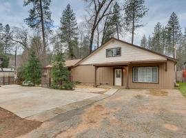 Lakehead에 위치한 반려동물 동반 가능 호텔 Charming Lakehead Cabin Walk to Shasta Lake!