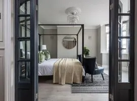 Exclusive Premium Large Solihull House - The Chapters - NEC Sleeps 9