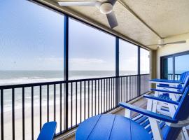 Melbourne Beach Oceanfront Condo with Pool Access!, hotelli kohteessa Melbourne Beach