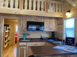 Unique Cabin Near Surf City with Loft and Parking – hotel w mieście Surf City
