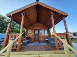 Picturesque Family Cabin with Loft in Tennessee, hotel in Sevierville