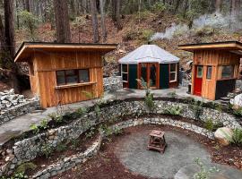 Magical Yurt in the woods - 2 miles from town, tented camp en Nevada City