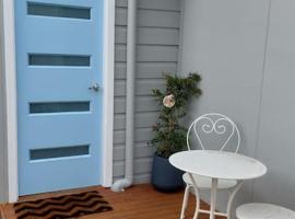 The blue door tiny house., hotel en Cessnock
