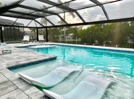 Stunning! Barefoot Breeze - Sale! New Waterfront Listing! Brand New Pool with Putting Green!, hotel de golf din Bonita Springs