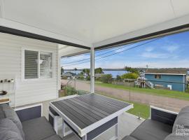The Hamptons Lakehouse, hotell i Mannering Park