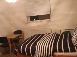 Croydon Homestay-Shared Apartment with Shared Bathroom, hotel with parking in South Norwood