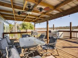 Waterfront Trinity Vacation Rental with Hot Tub!, hotel with parking in Riverside