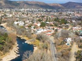 Casa Villa Carlos Paz, con pileta, frente al río, plážový hotel v destinaci Villa Carlos Paz