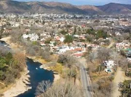Casa Villa Carlos Paz, con pileta, frente al río