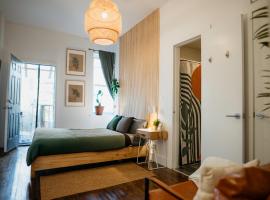 Private room with private bathroom and backyard, hotel sa Brooklyn