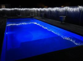 Hobbiton Pool House, hotel with pools in Matamata