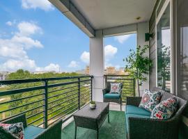 Beautiful Condo on Riverwalk w King Ste Free Parking Pet friendly centrally Located on the Riverwalk, condo in San Antonio