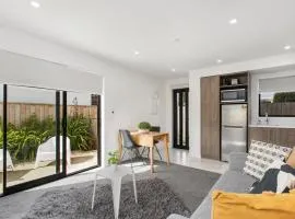 Charming Sunny Warm 10 Mins CBD Book Now