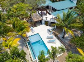 The Slow Loris 3 Bedroom Villa, hotel v destinaci Placencia Village