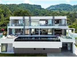 Luxury 5 Bedroom Modern Villa! (KBR17), hotel de luxe a Nathon Bay