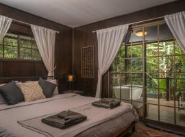 Dark Moon House, hotel in Yandina Creek