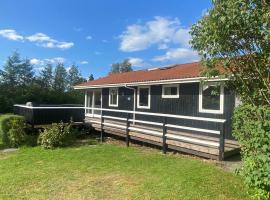 Skønt sommerhus tæt på skov, strand og hyggeligt havnemiljø, casa o chalet en Bønnerup