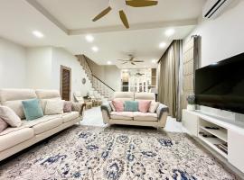 Serene Homestay Semenyih - Endlot House 4BR for 11 pax，位于士毛月的酒店
