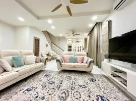 Serene Homestay Semenyih - Endlot House 4BR for 11 pax